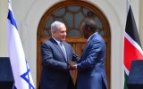 Prime Minister Benjamin Netanyahu (left) meets Kenyan President Uhuru Kenyatta in Nairobi on July 5, 2016. (Kobi Gideon/GPO)