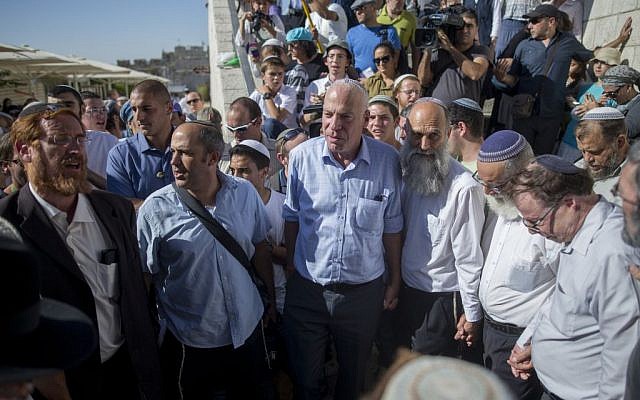 Likud Knesset Member Yehuda Glick (L), Jerusalem Councillor Arieh King (2L), Agriculture Minister Uri Ariel (3L) and hundreds of supporters arrive to visit the Temple Mount in memory of Hallel Yaffa Ariel in Jerusalem's Old City, July 12, 2016. (Yonatan Sindel/Flash90)