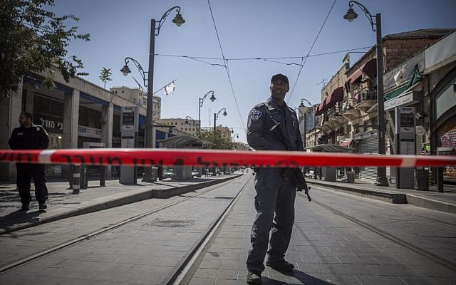 Police at the scene of a thwarted bombing on King George street in central Jerusalem, on July 17, 2016 (Hadas Parush/Flash90)