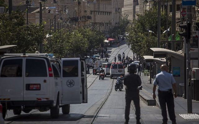 Police at the scene where a suspect was found with explosives in his bag at the light trail station in central Jerusalem, on July 17, 2016. (Hadas Parush/Flash90)