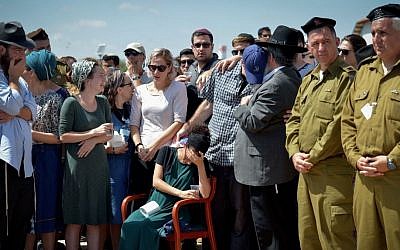 Family and friends mourn at the funeral of 20-year-old IDF lone soldier Shlomo Rindenow, on July 18, 2016. (Ben Drori/FLASH90)