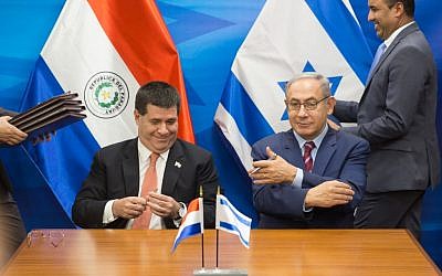 Prime Minister Benjamin Netanyahu (right) meets with Paraguay President Horacio Cartes at the Prime Minister's Office in Jerusalem, July 19, 2016. (Emil Salman/Pool)