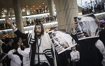 Ultra-Orthodox Jewish men pray during a demonstration in support of Rabbi Eliezer Berland, ahead of his arrival at Ben Gurion Airport near Tel Aviv, on July 19, 2016. (Photo by Yonatan Sindel/Flash90)