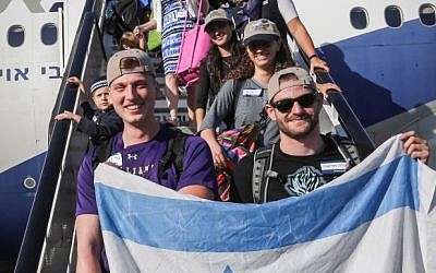 Steven Rich (right) and Asher Fishman (left) at Israel's Ben Gurion airport after a Nefesh B'Nefesh chartered flight from New York, July 19, 2016. (Yossi Zamir/Flash90)
