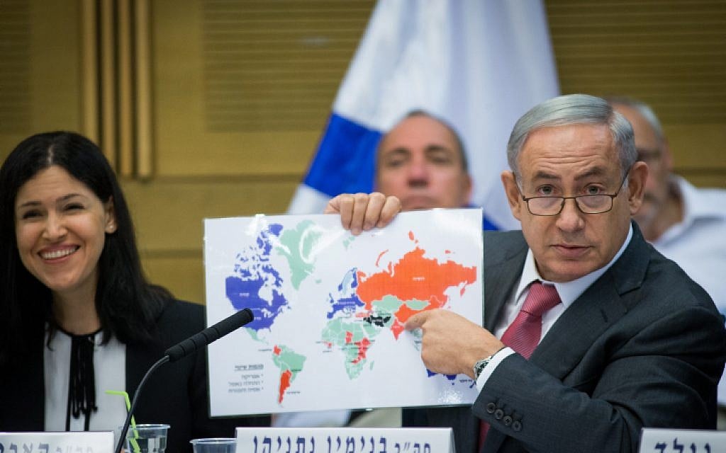 Prime Minister Benjamin Netanyahu (R) attends a session of the State Control Committee at the Knesset in Jerusalem. on July 25, 2016. (Yonatan Sindel/Flash90)