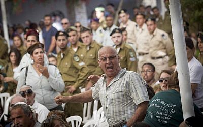 Yoram Tal, whose soldier son Omri was killed in the 2014 Gaza war, heckles Prime Minister Benjamin Netanyahu at a ceremony marking two years since the conflict at Mount Herzl military cemetery in Jerusalem on July 26, 2015. (Photo by Miriam Alster/FLASH90) 