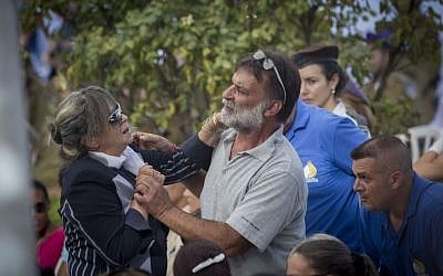 Families of Israeli soldiers killed in the 2014 Gaza war heckle Prime Minister Benjamin Netanyahu during a ceremony marking two years since the operation, at the Mount Herzl military cemetery in Jerusalem, July 26, 2015. (Miriam Alster/Flash90)