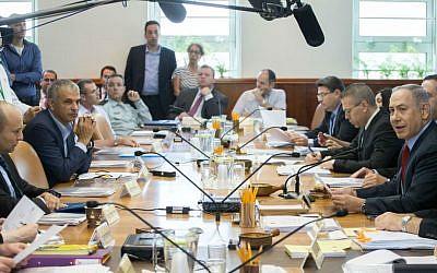 Prime Minister Benjamin Netanyahu leads the weekly cabinet meeting at the Prime Minister's Office in Jerusalem on July 31, 2016. (Ohad Zwigenberg/Pool/Flash90)