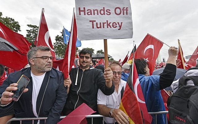 Turkish Supporters of Turkish President Recep Tayyip Erdogan demonstrate in Cologne, Germany, Sunday, July 31, 2016. (AP Photo/Martin Meissner) Turkish Supporters of Turkish President Recep Tayyip Erdogan demonstrate in Cologne, Germany, Sunday, July 31, 2016. (AP Photo/Martin Meissner)