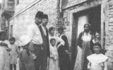 Jewish family from Thessaloniki, Greece seen in 1917. (Wikimedia Commons)