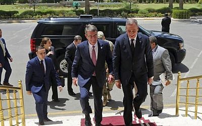 Visiting US Defense Secretary Ash Carter, center left, accompanied by the Iraqi Defense Minister Khaled al-Obeidi, center right, arrives to the Ministry of Defense in Baghdad, Iraq, Monday, July 11, 2016 (AP Photo)