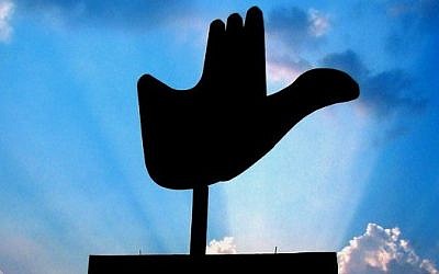 The Open Hand Monument in Chandigarh, India. It is a recurring motif in Le Corbusier's architecture. (CC, BY-SA Ravjot Singh Uploaded to wiki by user:nikkul/Wikimedia)