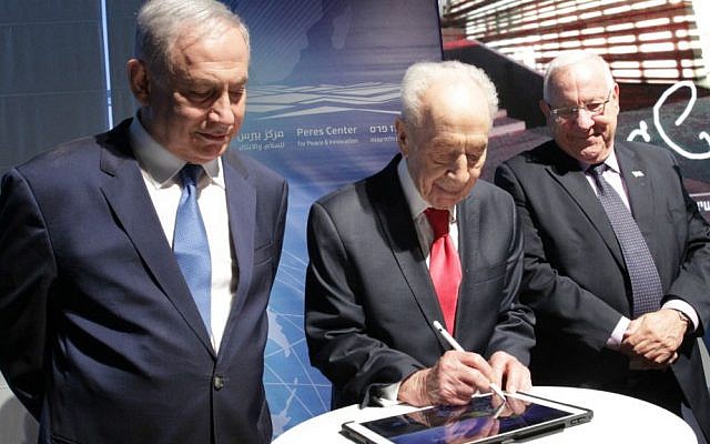 Shimon Peres (Center) with Benjamin Netanyahu (Left) and Reuven Rivlin at cornerstone ceremony of the Israeli Innovation Center, July 21, 2016 (Courtesy) Shimon Peres (Center) with Benjamin Netanyahu (Left) and Reuven Rivlin at cornerstone ceremony of the Israeli Innovation Center, July 21, 2016 (Courtesy)