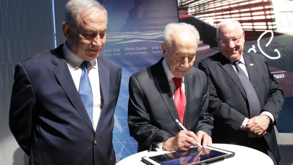 Shimon Peres (Center) with Benjamin Netanyahu (Left) and Reuven Rivlin at cornerstone ceremony of the Israeli Innovation Center, July 21, 2016 (Courtesy) Shimon Peres (Center) with Benjamin Netanyahu (Left) and Reuven Rivlin at cornerstone ceremony of the Israeli Innovation Center, July 21, 2016 (Courtesy)