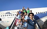 New immigrants from North America land at Israel's Ben Gurion airport after a Nefesh B'Nefesh chartered flight from New York, July 19, 2016. (Shahar Azran)