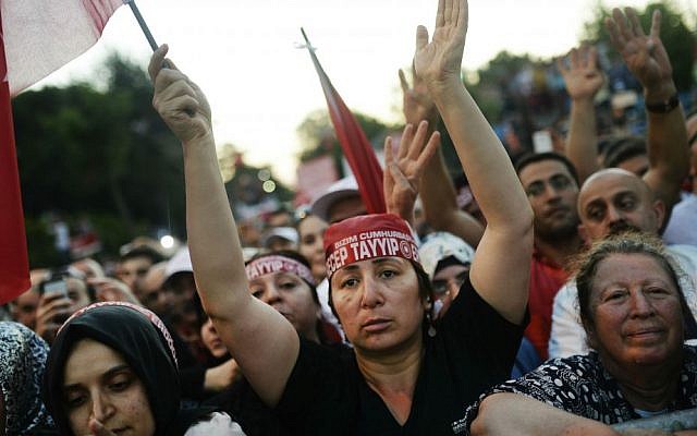 Supporters of Turkish President Recep Tayyip Erdogan applaud as he delivers a speech in Istanbul, Saturday, July 16, 2016. (AP Photo) Supporters of Turkish President Recep Tayyip Erdogan applaud as he delivers a speech in Istanbul, Saturday, July 16, 2016. (AP Photo)