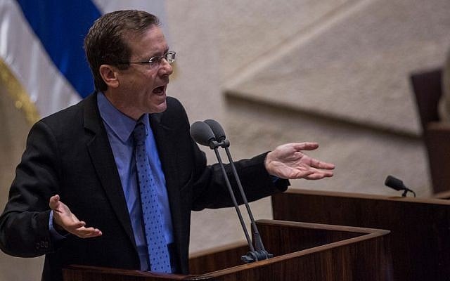 Opposition leader Isaac Herzog speaks at the Knesset after Question Time with Prime Minister Benjamin Netanyahu, July 18, 2016. (Hadas Parush/FLASH90)