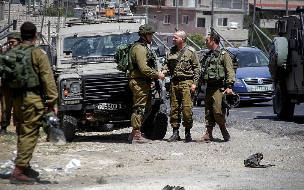 Illustrative. IDF soldiers at the Al-Aroub intersection near Hebron, July 18, 2016. (Wisam Hashlamoun/Flash90)