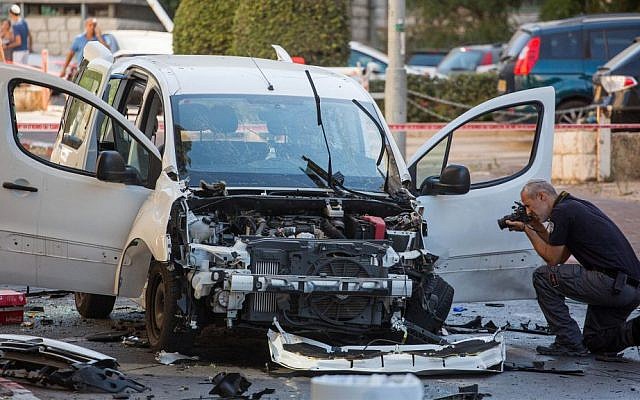 Security forces inspect the scene of a criminal car bombing in Jerusalem, July 27, 2016. (Yonatan Sindel/Flash90) 