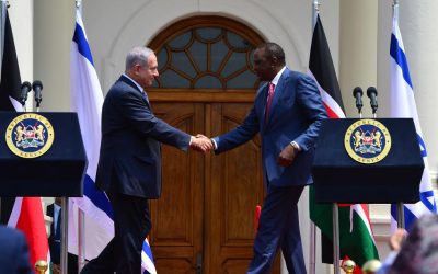 Kenya's President Uhuru Kenyatta greets Prime Minister Benjamin Netanyahu as they meet in Nairobi on July 5, 2016 (Photo by Kobi Gideon/GPO)