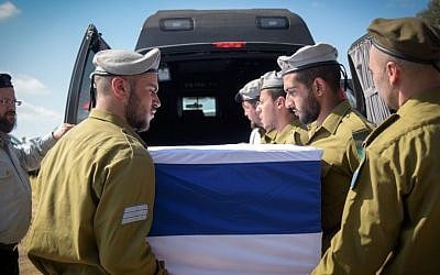 About 500 people attended the funeral of American-born soldier Sgt. Shlomo Rindenow, July 18, 2016. (Ben Drori/FLASH90) 