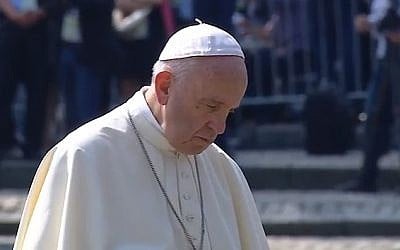 Pope Francis bows his head as he stands in silent prayer during a visit to the former Nazi death camp of Auschwitz in Poland on July 29, 2016 (screen capture: YouTube) 