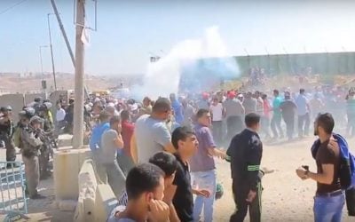Palestinians and Israeli security forces clash at the Qalandiya checkpoint between Jerusalem and Ramallah on July 1, 2016 (screen capture: YouTube)