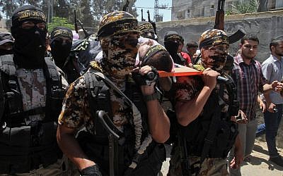 Members of Islamic Jihad carry the body of a fellow militant who died in a tunnel collapse at his funeral in Khan Yunis in the southern Gaza Strip, July 19, 2016. (Abed Rahim Khatib/Flash90)