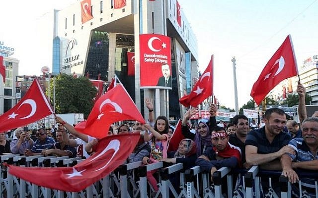 Pro-Erdogan supporters wave Turkish flags as they gather during a rally against the military coup at Kizilay Square in Ankara, on July 25, 2016. (AFP Photo/Adem Altan) Pro-Erdogan supporters wave Turkish flags as they gather during a rally against the military coup at Kizilay Square in Ankara, on July 25, 2016. (AFP Photo/Adem Altan)