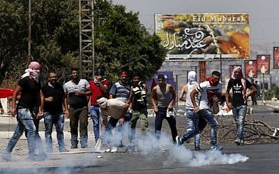 Palestinian activists from the Popular Front of the Liberation of Palestine (PFLP) demonstrate against the detention by Israel of Bilal Kayed, a fellow PFLP member on hunger strike, in the West Bank city of Nablus,  July 29, 2016, (AFP/JAAFAR ASHTIYEH)