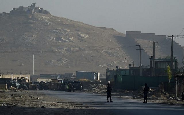 Afghan security forces stand guard near the site where a truck bomb exploded targeting a hotel used by foreign contractors, on the outskirts of Kabul, August 1, 2016. (AFP/WAKIL KOHSAR)