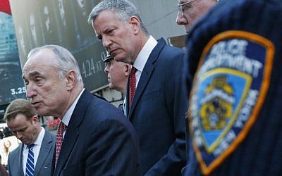 New York Police Commissioner William Bratton (2nd-L) speaks to the media, with New York City Mayor Bill de Blasio (C) in New York on March 22, 2016, following a series of bombings claimed by the Islamic State group in Brussels, Belgium. (AFP PHOTO/EDUARDO MUNOZ)