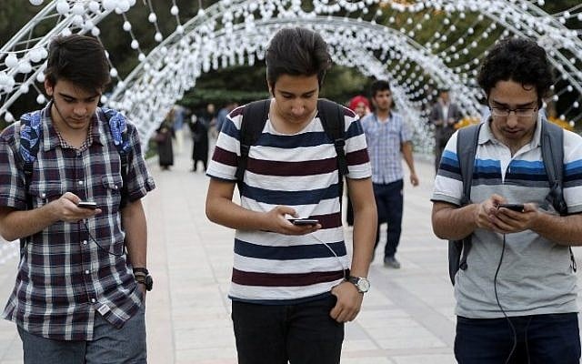 Iranians play on the Pokemon Go app in northern Tehran's Mellat Park on August 3, 2016. (AFP PHOTO / ATTA KENARE) Iranians play on the Pokemon Go app in northern Tehran's Mellat Park on August 3, 2016. (AFP PHOTO / ATTA KENARE)