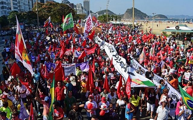 Residents of Rio de Janeiro demonstrate against interim president Michel Temer, political upheaval, corruption and the cost of the Rio 2016 Olympics Games, in front of the Copacabana Palace Hotel on August 5, 2016 (AFP PHOTO / TASSO MARCELO)
