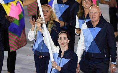 Israel's flagbearer Neta Rivkin leads her delegation during the opening ceremony of the Rio 2016 Olympic Games at the Maracana stadium in Rio de Janeiro on August 5, 2016. (AFP PHOTO / OLIVIER MORIN)