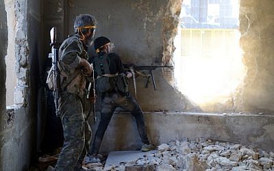 Rebel fighters fire towards positions of regime forces in Ramussa on the southwestern edges of Syria's northern city of Aleppo on August 6, 2016. Syrian rebels said they have broken a three-week government siege of second city Aleppo, turning the tables on Russian-backed regime forces who are now on the defensive. / AFP PHOTO / FADI AL-HALABI