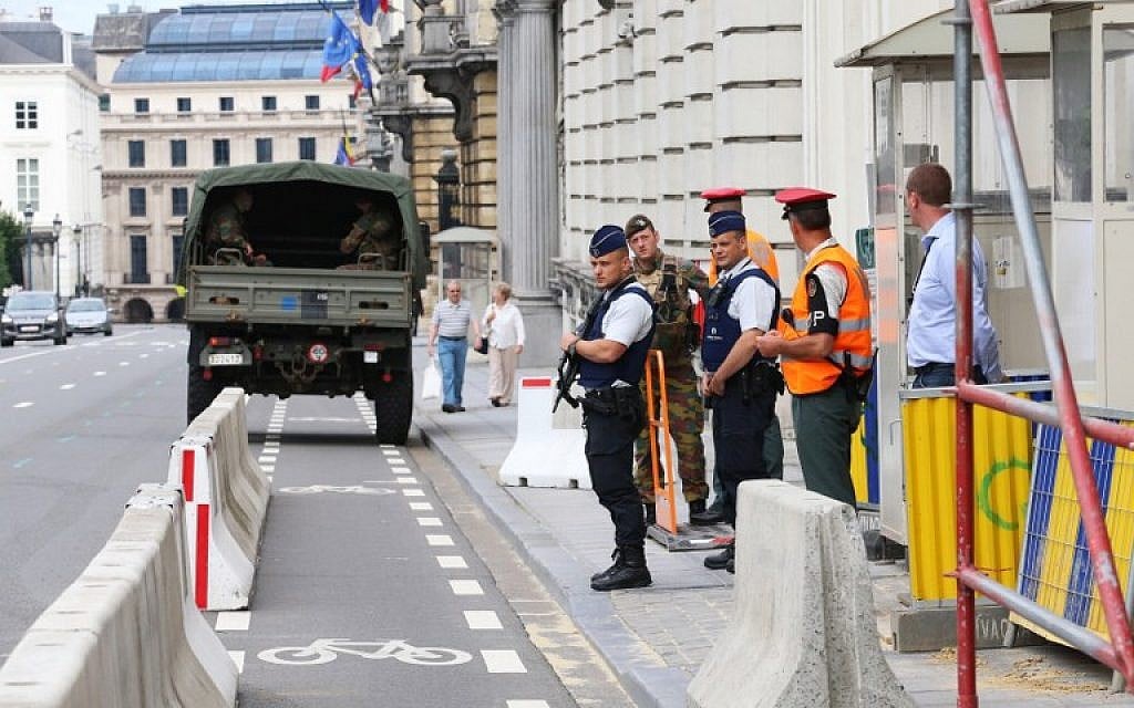 Police outside of the Belgian Prime Minister's Office in Brussels on August 7, 2016. (AFP/Belga/Nicolas Maeterlinck)