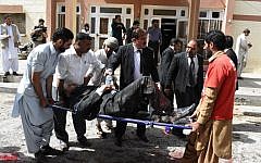 Pakistani lawyers use a stretcher to move an injured colleague after a bomb explosion at a government hospital premises in Quetta, August 8, 2016. (AFP/BANARAS KHAN)