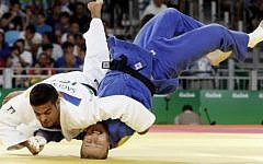 Israeli judoka Sagi Muki (white) competes with Slovenia's Rok Draksic during the men's under-73kg judo contest match of the Rio 2016 Olympic Games in Rio de Janeiro on August 8, 2016. (AFP Photo/Jack Guez)