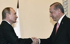 Russian President Vladimir Putin shakes hands with Turkish President Recep Tayyip Erdogan in Konstantinovsky Palace outside Saint Petersburg, August 9, 2016. (AFP Photo/Alexander Nemenov)