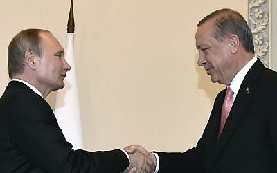 Russian President Vladimir Putin shakes hands with Turkish President Recep Tayyip Erdogan in Konstantinovsky Palace outside Saint Petersburg, August 9, 2016. (AFP Photo/Alexander Nemenov)
