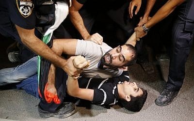 Israeli police arrest Palestinian protesters during a demonstration against administrative detention and in support of Palestinian prisoner Bilal Kayed, who has been fasting for 53 days over his detention without trial, outside the Ashkelon hospital where he is being held on August 9, 2016. (AFP PHOTO / AHMAD GHARABLI)