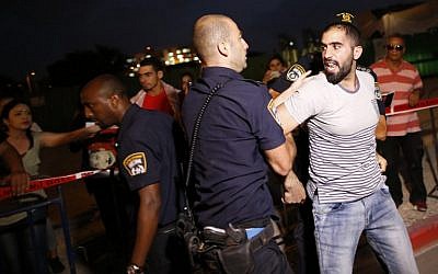 Israeli police arrest a Palestinian protester during a demonstration against administrative detention and in support of Palestinian prisoner Bilal Kayed in Ashkelon on August 9, 2016 (AFP PHOTO / AHMAD GHARABLI)