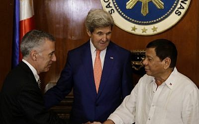 This file photo taken on July 27, 2016 shows Philippine President Rodrigo Duterte (R) greeting US Ambassador to the Philippines Philip S. Goldberg (L) as US Secretary of State John Kerry looks on during his visit to the Malacanang presidential palace in Manila. (AFP/Pool/Aaron Favila)