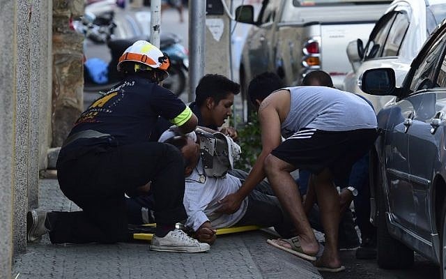 Thai rescue workers attend to an injured man after a small bomb exploded in Hua Hin on August 12, 2016.(AFP PHOTO / APF / MUNIR UZ ZAMAN) Thai rescue workers attend to an injured man after a small bomb exploded in Hua Hin on August 12, 2016.(AFP PHOTO / APF / MUNIR UZ ZAMAN)