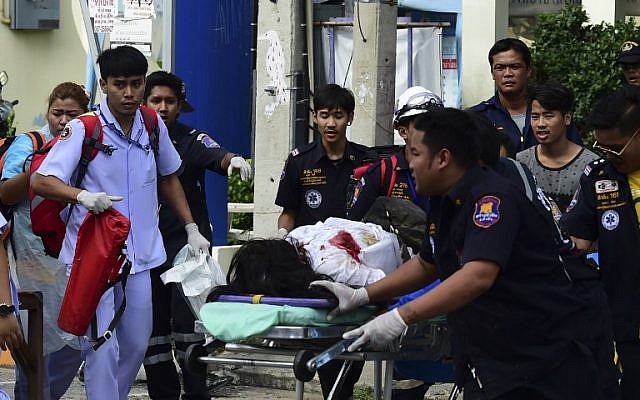 Thai rescue workers attend to an injured victim after a small bomb exploded in Hua Hin on August 12, 2016. (AFP/Munir Uz Zaman) Thai rescue workers attend to an injured victim after a small bomb exploded in Hua Hin on August 12, 2016. (AFP/Munir Uz Zaman)