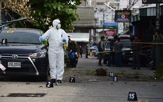 An investigation official collects evidence from the crime scene after a small bomb exploded in Hua Hin on August 12, 2016.(AFP PHOTO / MUNIR UZ ZAMAN An investigation official collects evidence from the crime scene after a small bomb exploded in Hua Hin on August 12, 2016.(AFP PHOTO / MUNIR UZ ZAMAN)