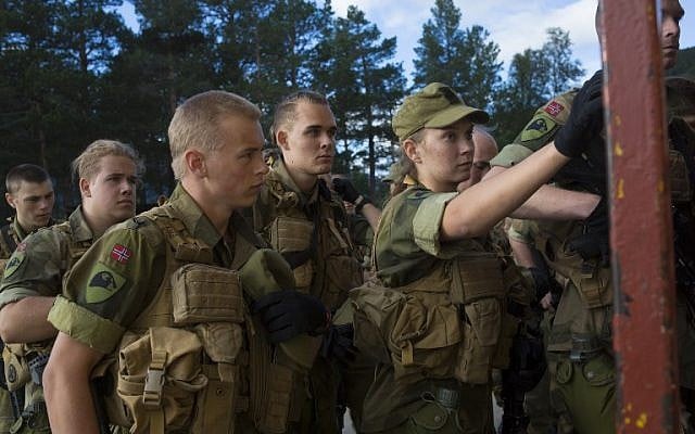 A female army recruit attends a base training next to male recruits at the armored battalion in Setermoen, northern Norway on August 11, 2016. (AFP PHOTO/KYRRE LIEN)