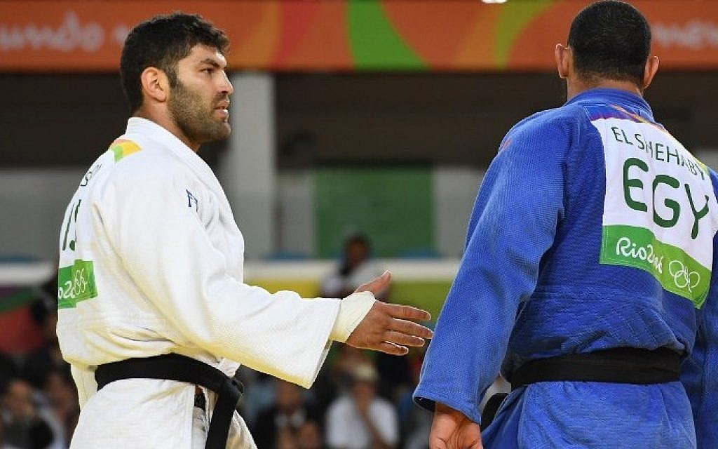 Egypt's Islam El Shehaby (blue) refuses to shake hands after defeat by Israel's Or Sasson in their men's over-100kg judo contest at the Olympic Games in Rio de Janeiro, Brazil, on August 12, 2016. (AFP/Toshifumi Kitamura) Egypt's Islam El Shehaby (blue) refuses to shake hands after defeat by Israel's Or Sasson in their men's over-100kg judo contest at the Olympic Games in Rio de Janeiro, Brazil, on August 12, 2016. (AFP/Toshifumi Kitamura)