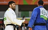 Egypt's Islam El Shehaby (blue) refuses to shake hands after defeat by Israel's Or Sasson in their men's over-100kg judo contest at the Olympic Games in Rio de Janeiro, Brazil, on August 12, 2016. (AFP/Toshifumi Kitamura)